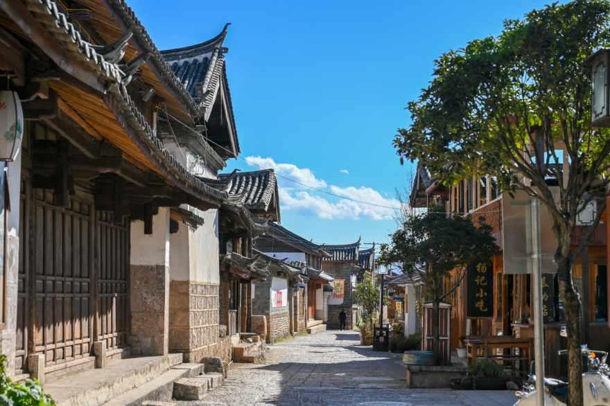 甲乙合修一段路，修了10天，还剩500米，甲平均每天修160米，乙修了多少米?平均每天修多少米?